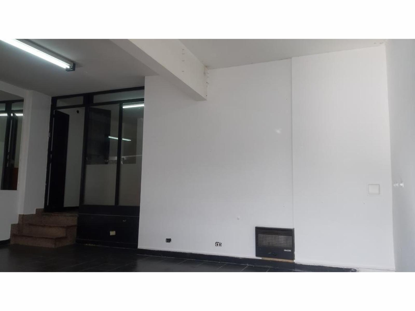 EXCELENTE LOCAL DE 40 M² UBICADO SOBRE AVENIDA RIVADAVIA — foto 4
