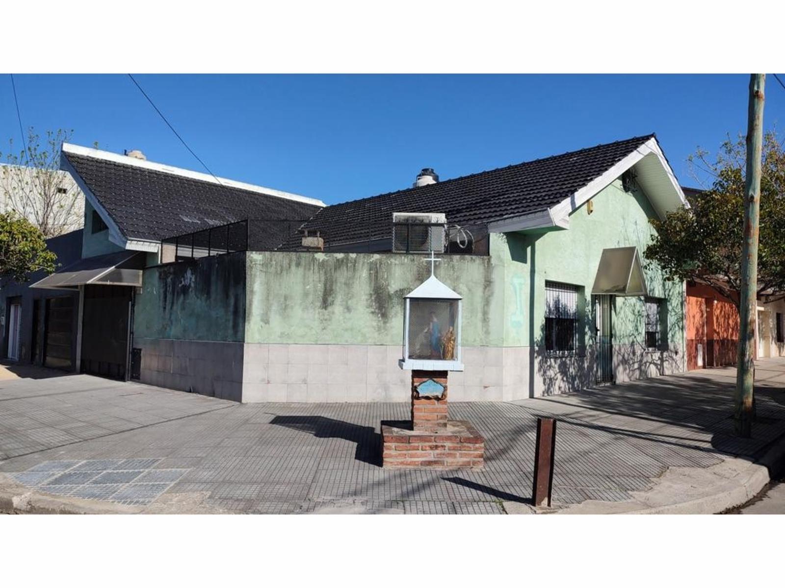 Excelente PH tipo casa de 3 ambientes ubicado en esquina con 2 patios y cochera — foto 2