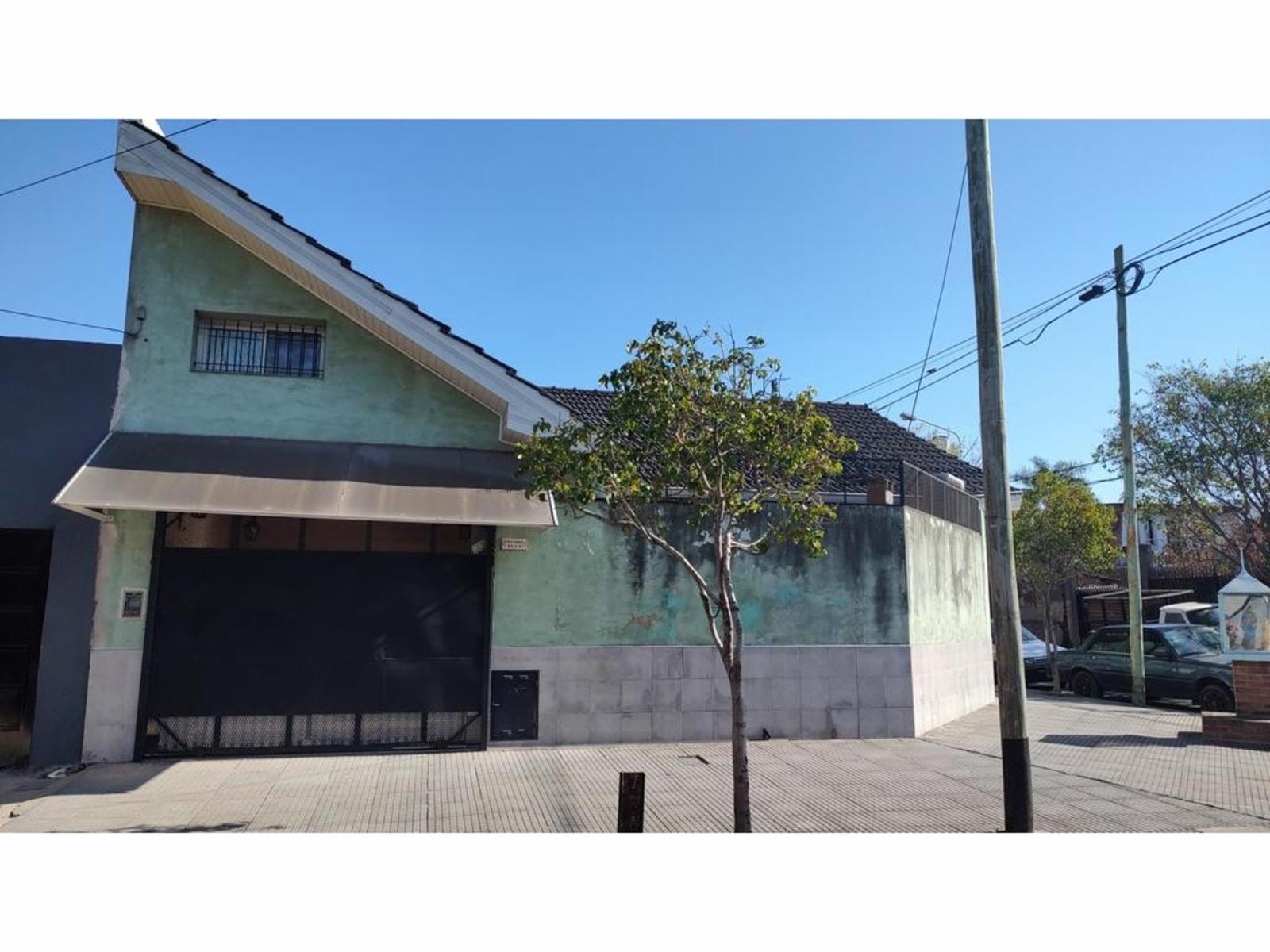 Excelente PH tipo casa de 3 ambientes ubicado en esquina con 2 patios y cochera — foto 3