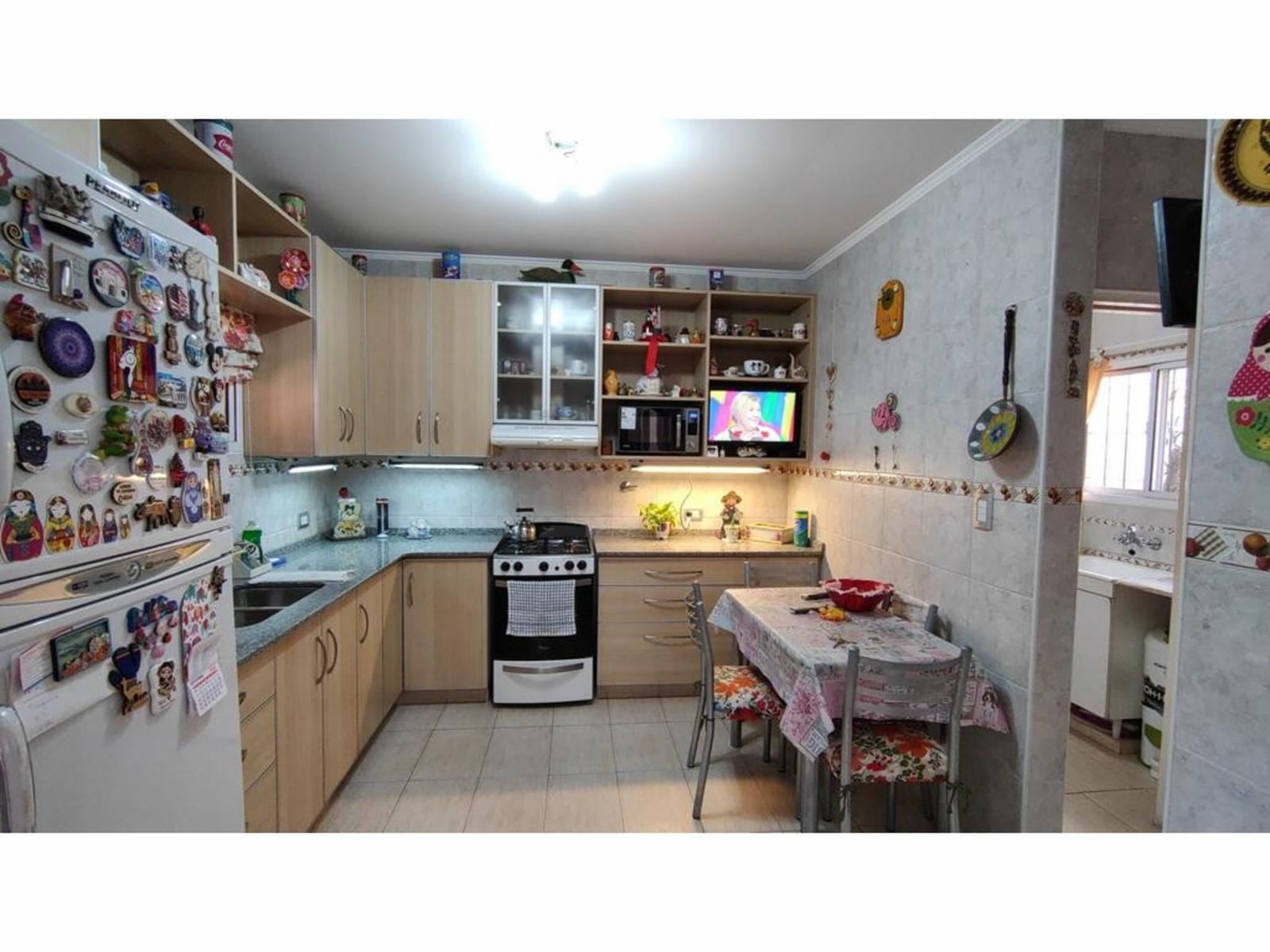 Excelente PH tipo casa de 3 ambientes ubicado en esquina con 2 patios y cochera — foto 6