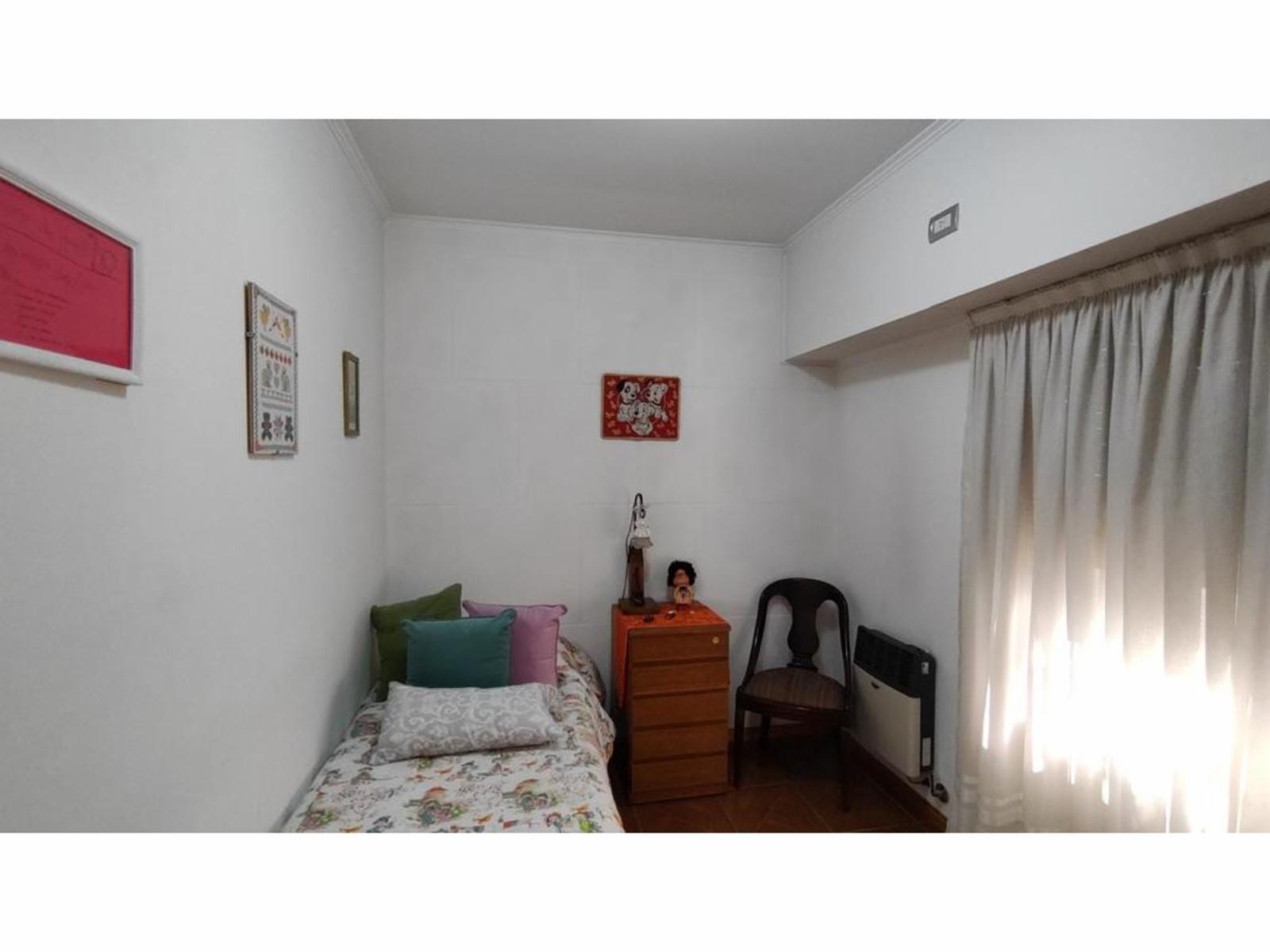 Excelente PH tipo casa de 3 ambientes ubicado en esquina con 2 patios y cochera — foto 8