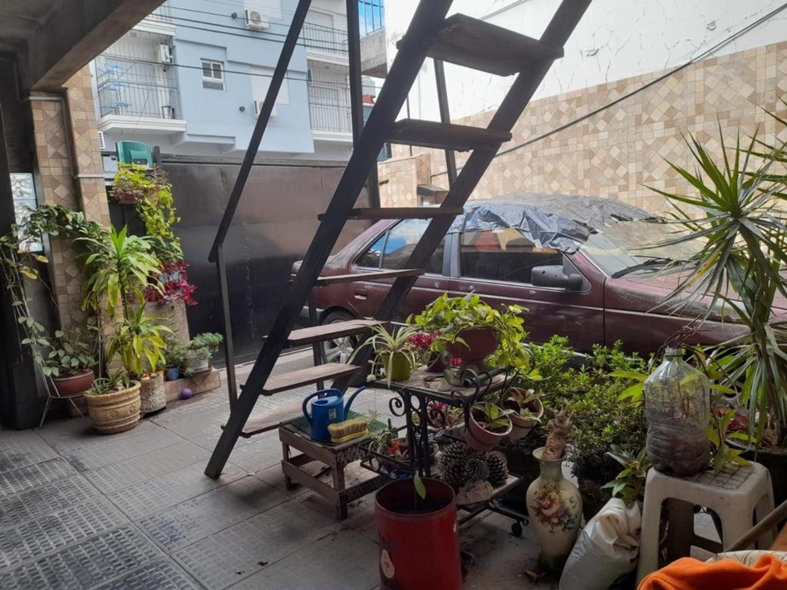 CASA CON DOS PROPIEDADES DE 3 AMBIENTES Y 2 AMBIENTES IDEAL PARA DOS FAMILIAS — foto 3