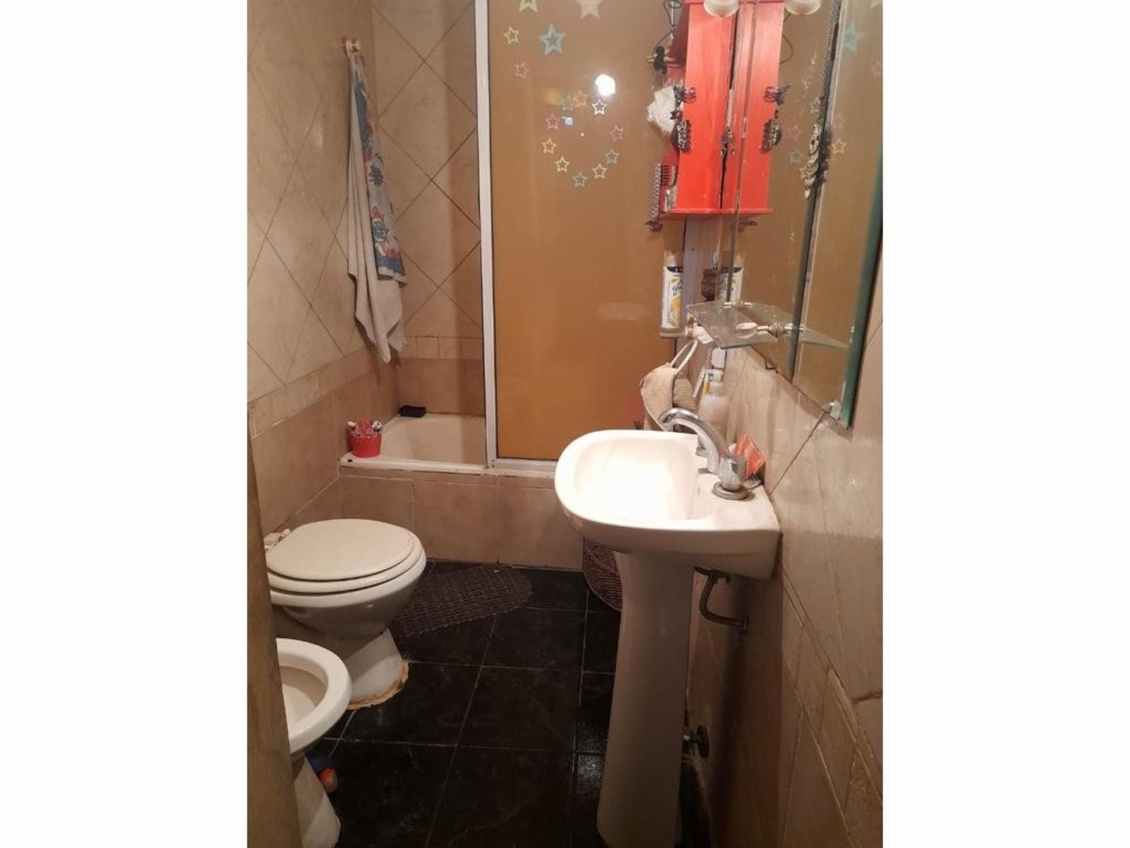 CASA CON DOS PROPIEDADES DE 3 AMBIENTES Y 2 AMBIENTES IDEAL PARA DOS FAMILIAS — foto 14