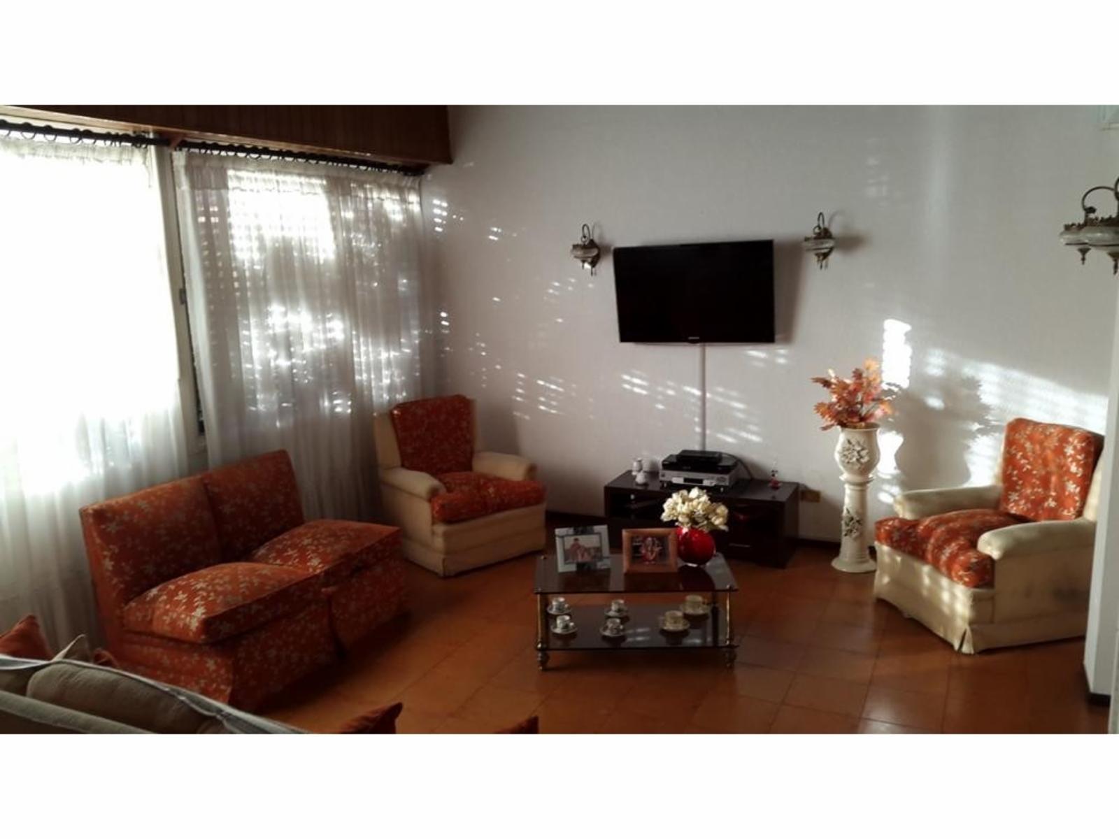 Excelente casa de 5 ambientes con salida a 2 calles — foto 2