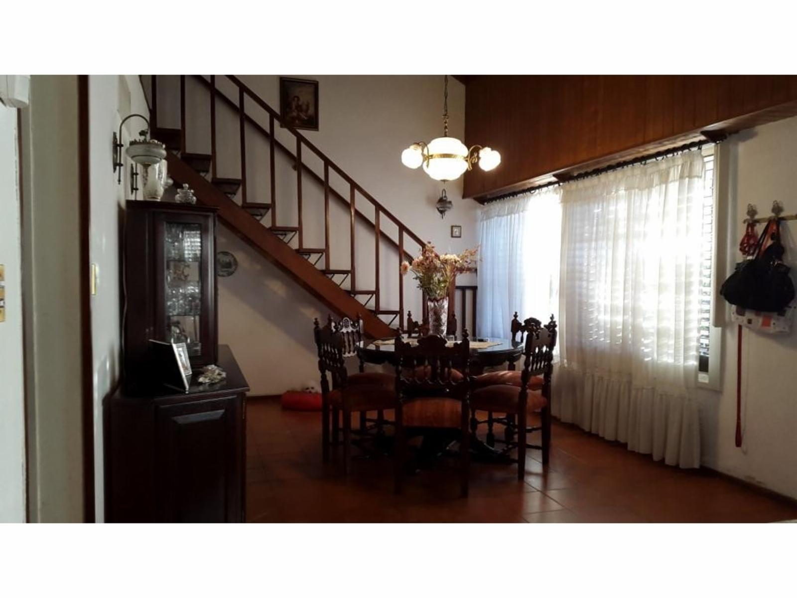 Excelente casa de 5 ambientes con salida a 2 calles — foto 3