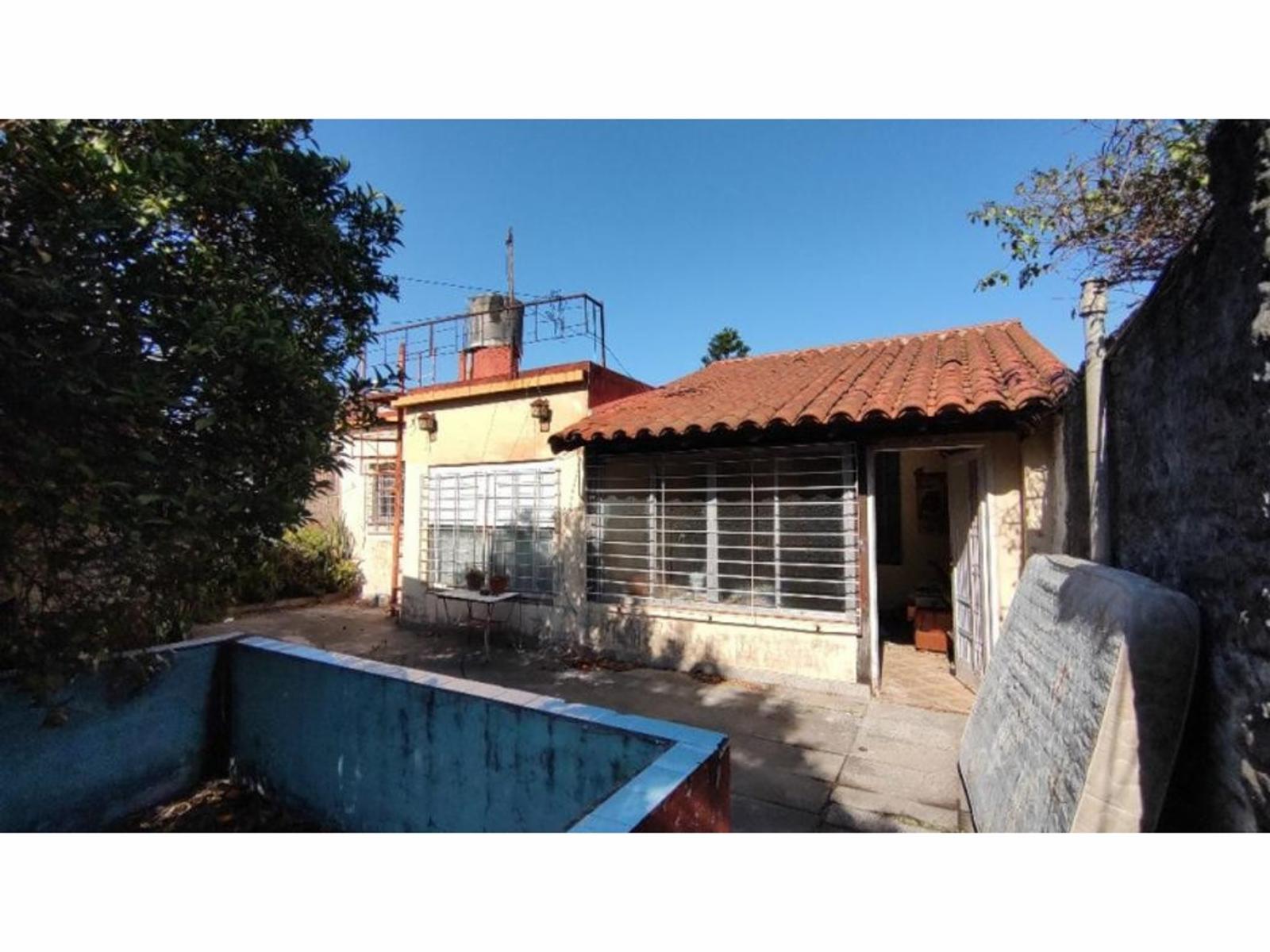 Terreno de 293,8m² (10 X 29,38) con casa de 3 ambientes con pileta y galpón — foto 4