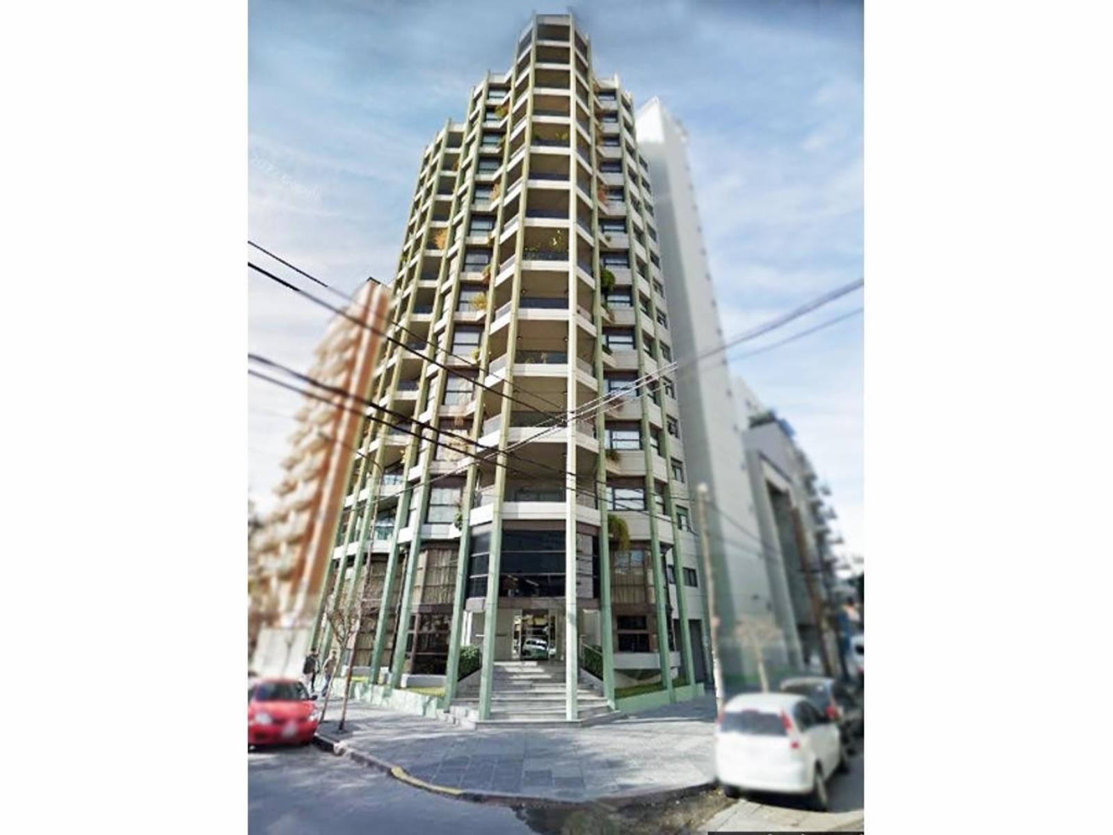 Piso de categoría en esquina Alberdi y Pueyrredón frente a la Plaza Bartolomé Mitre