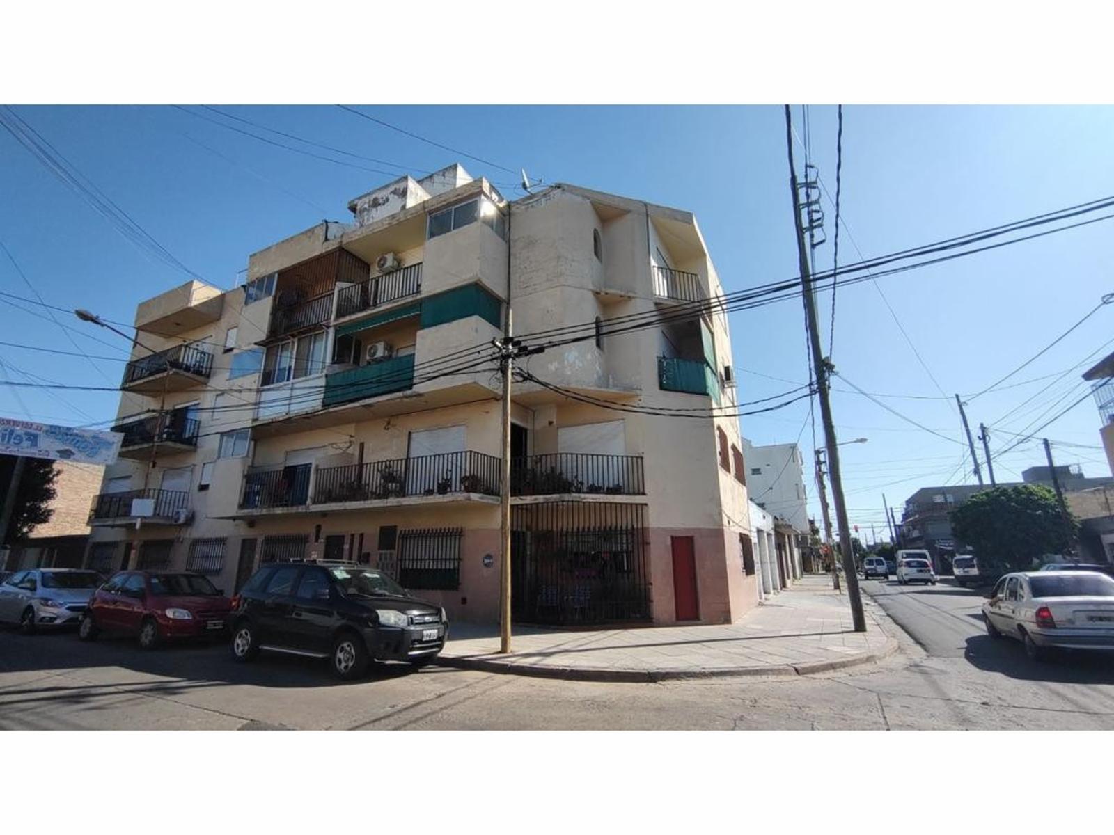 PH de 3 ambientes en planta baja al frente en esquina con patio
