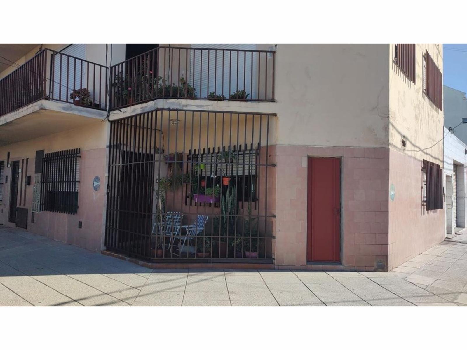 PH de 3 ambientes en planta baja al frente en esquina con patio — foto 2