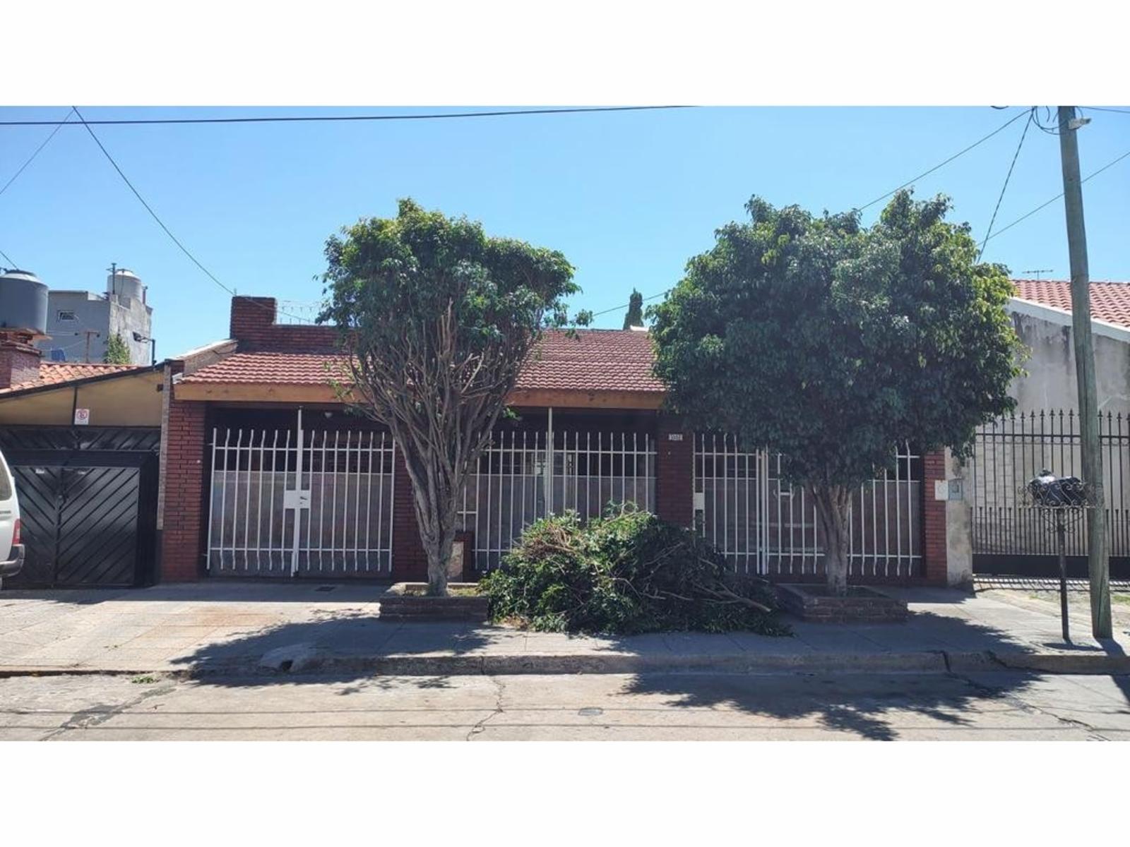 Excelente casa de 4 ambientes con cochera, patio y terraza