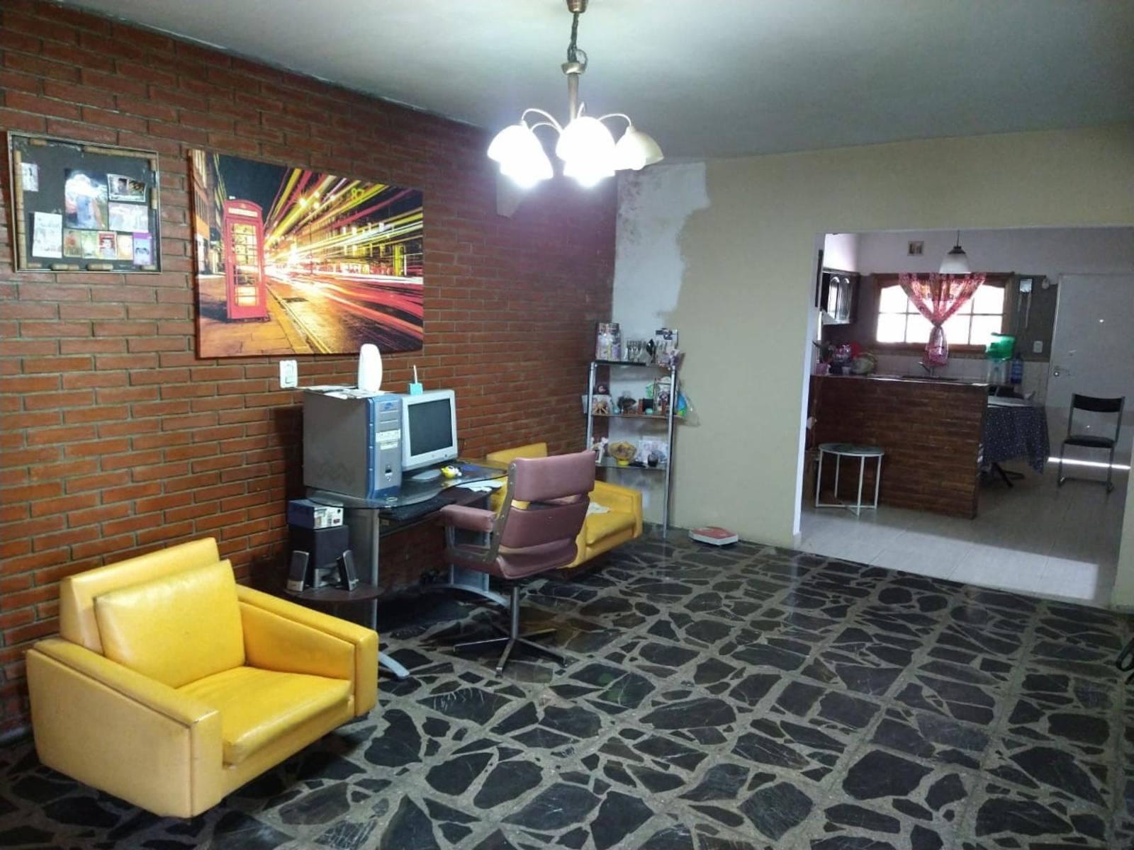 Chalet de 2 Plantas, Ubicado en Villa Luzuriaga. — foto 7