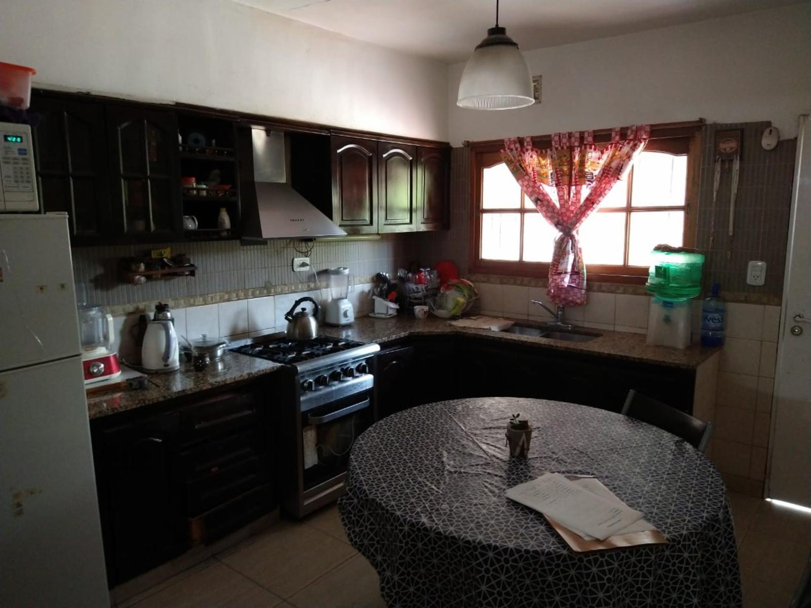 Chalet de 2 Plantas, Ubicado en Villa Luzuriaga. — foto 8