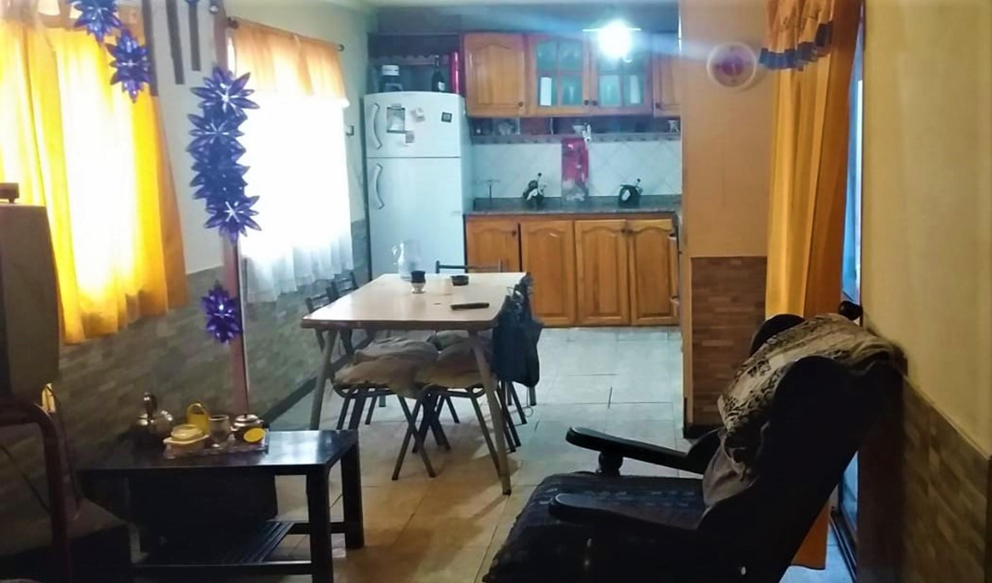 Casa + Galpón con baño y vestuario + Departamento 2 ambientes sobre primer piso, Ubicado en La Tablada
