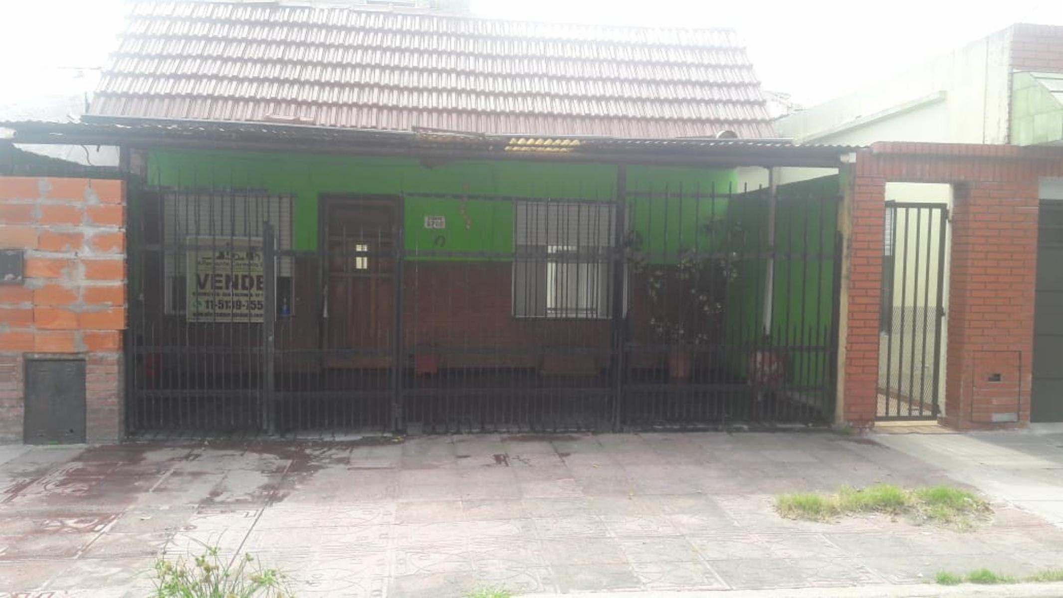 Casa + Galpón con baño y vestuario + Departamento 2 ambientes sobre primer piso, Ubicado en La Tablada — foto 2