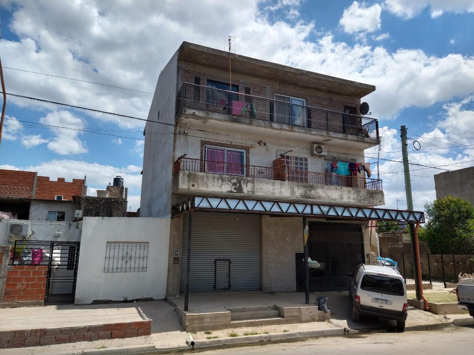 Ideal Inversor o Varias familias: Casa + 3 Departamentos + Local Comercial + Garaje. Ubicado en González Catan.