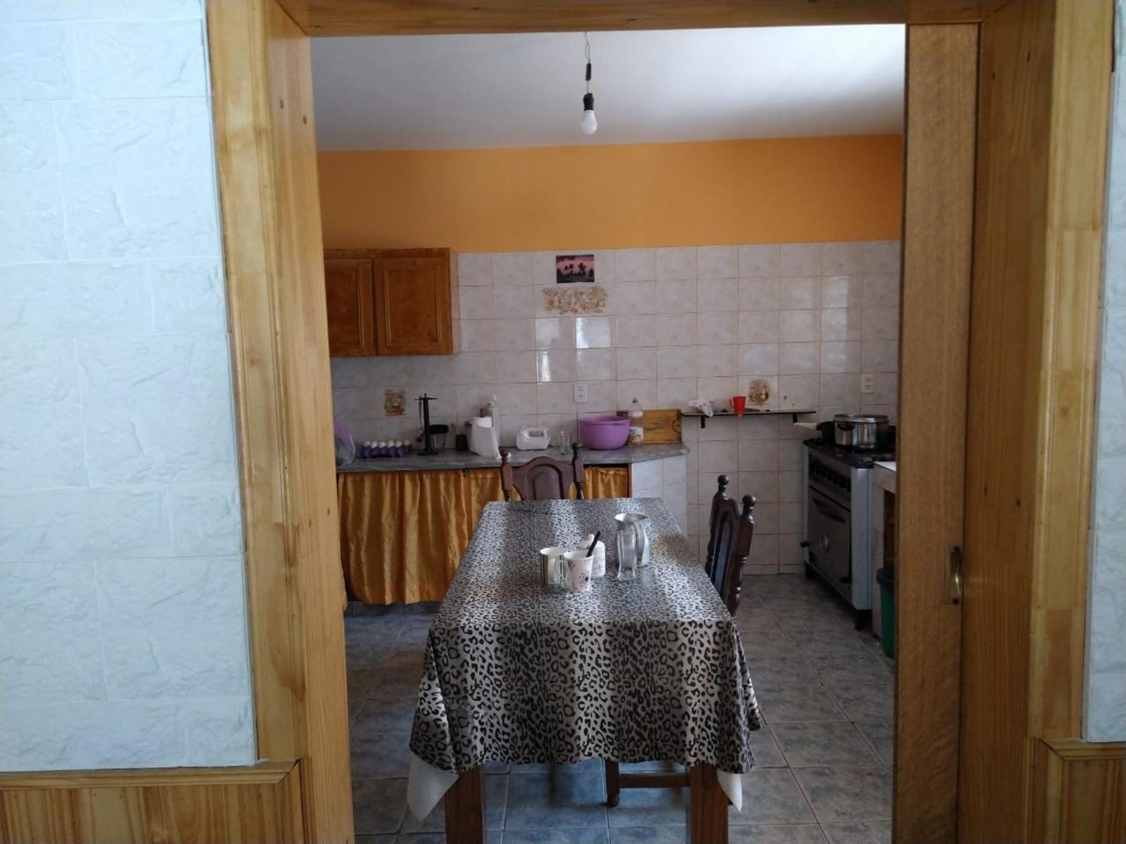 Ideal Inversor o Varias familias: Casa + 3 Departamentos + Local Comercial + Garaje. Ubicado en González Catan. — foto 4