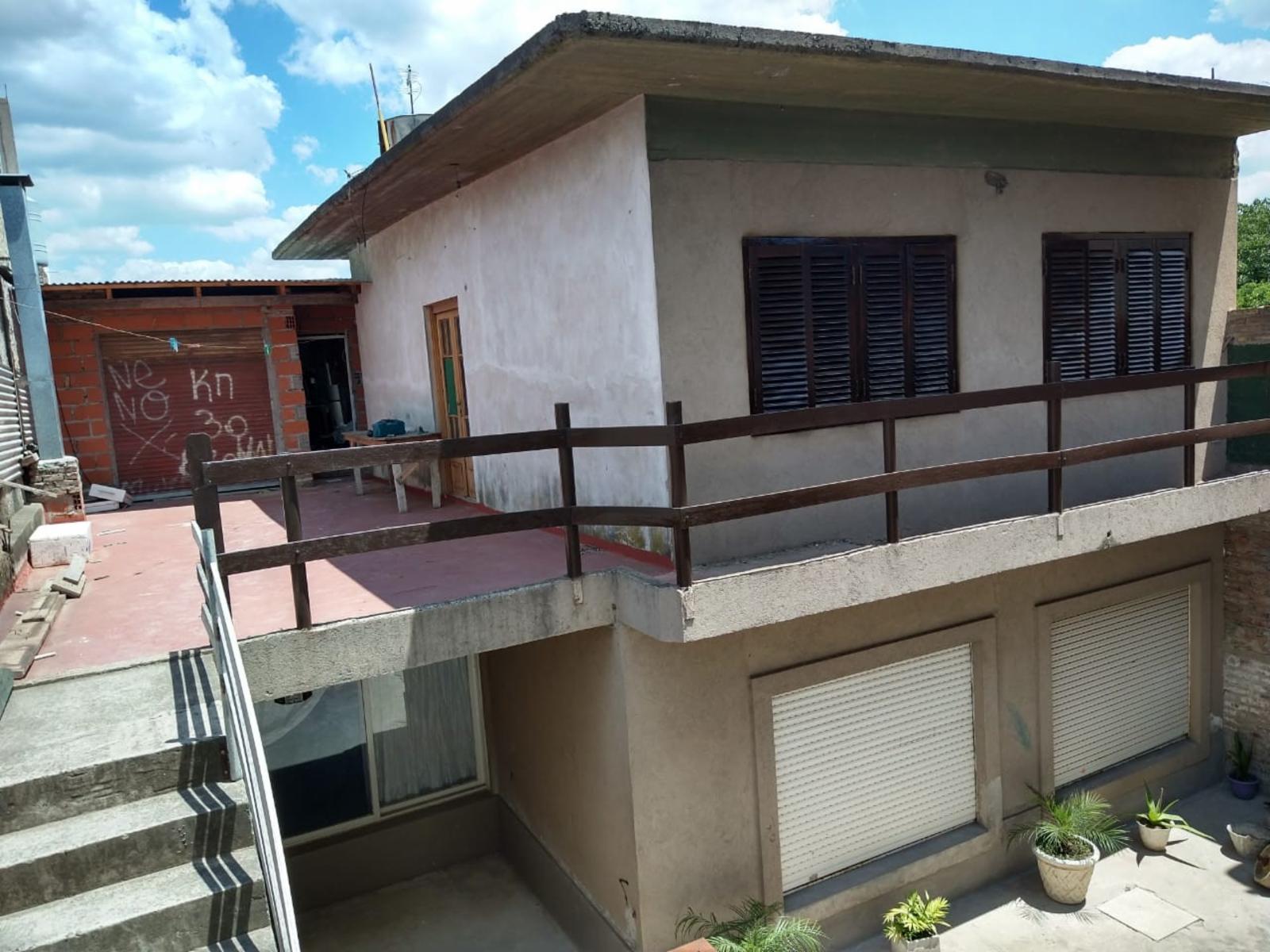 Ideal Inversor o Varias familias: Casa + 3 Departamentos + Local Comercial + Garaje. Ubicado en González Catan. — foto 7
