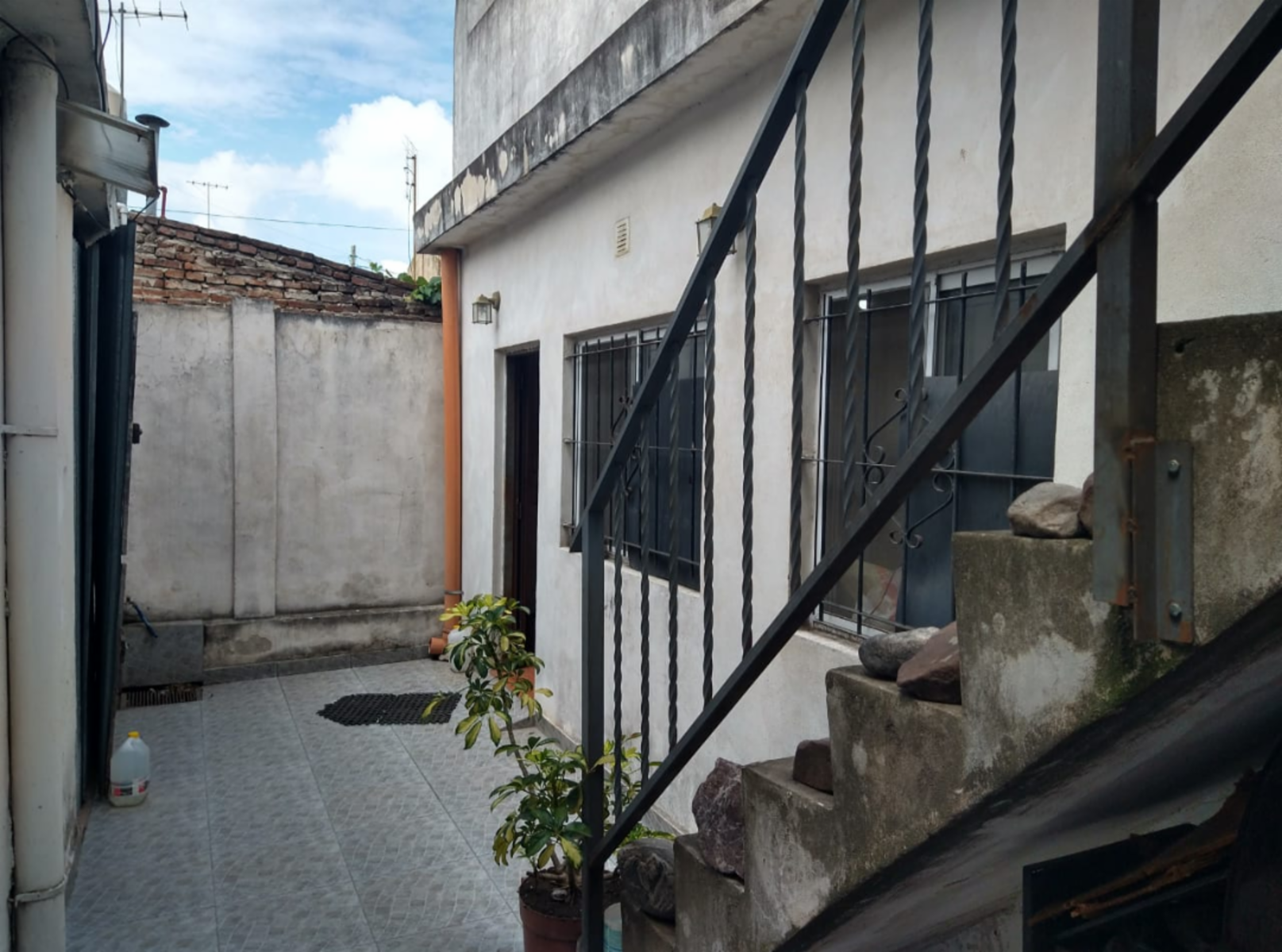 Casa + Local comercial + Departamento 2 ambientes, Ubicada en Villa Luzuriaga. — foto 2