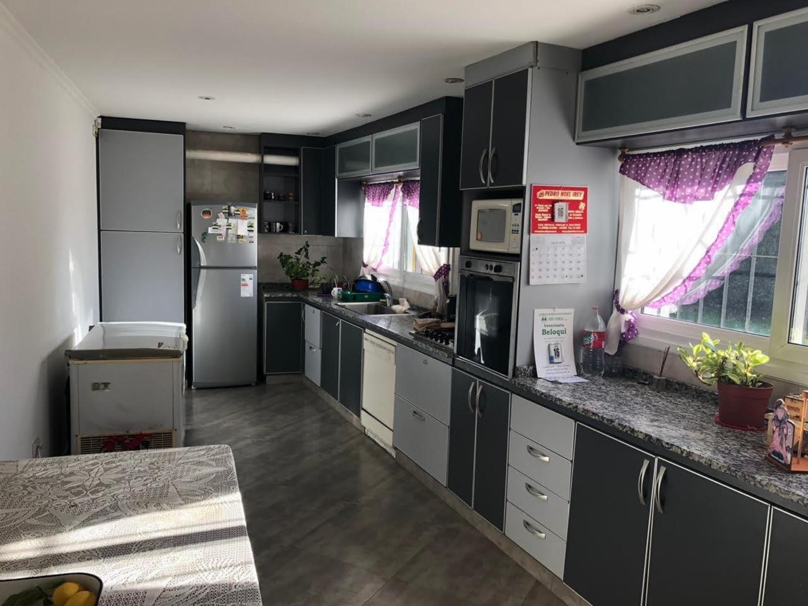 Alquiler Casa Quinta de 750 mts2 de terreno, una construcción de estilo minimalista, aire acondicionado en todos los ambientes y calefacción por losa radiante, totalmente equipada para pasar el día. - 12
