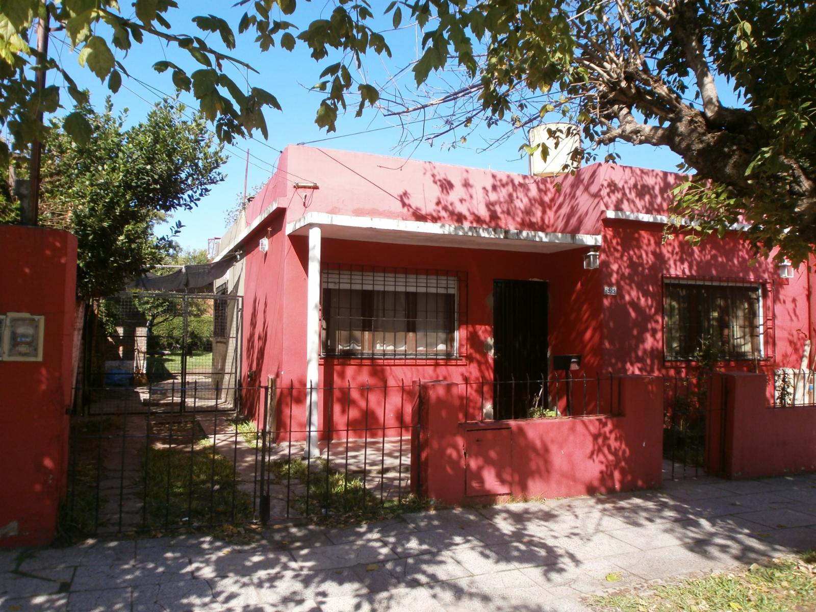 Casa de 3 ambientes con fondo - Castelar — foto 2