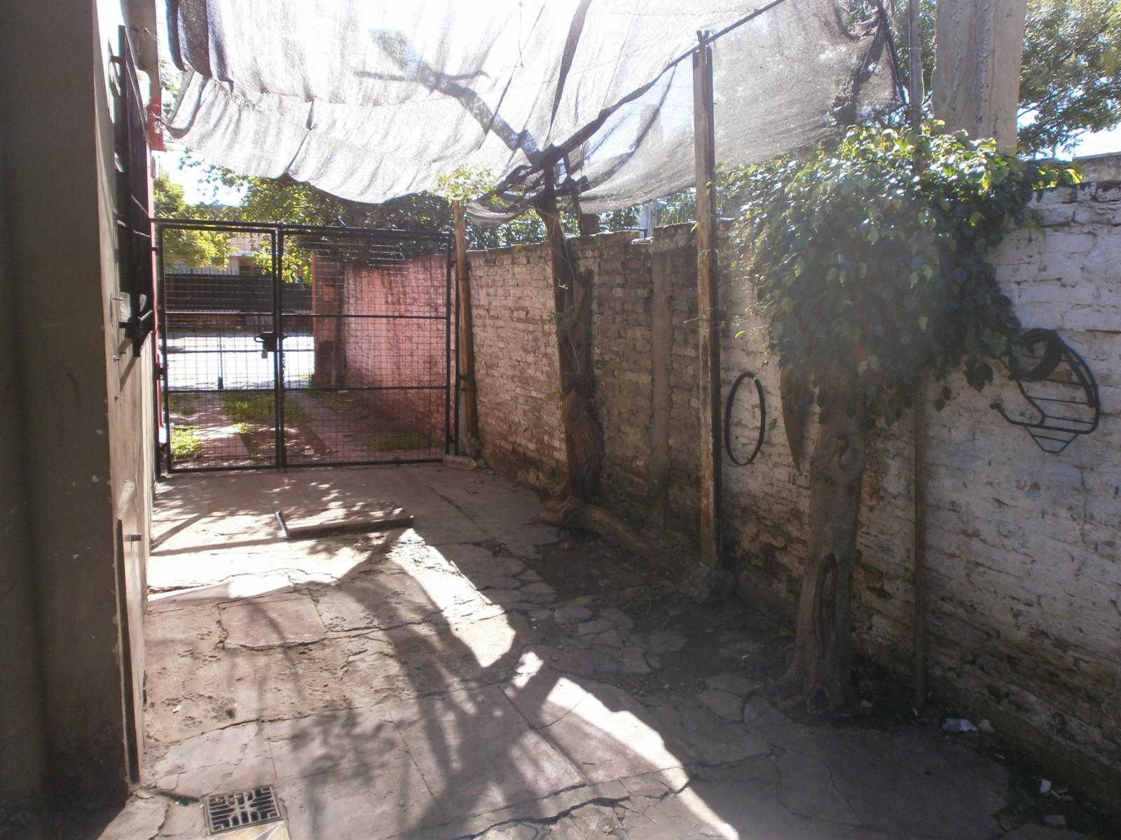 Casa de 3 ambientes con fondo - Castelar — foto 11