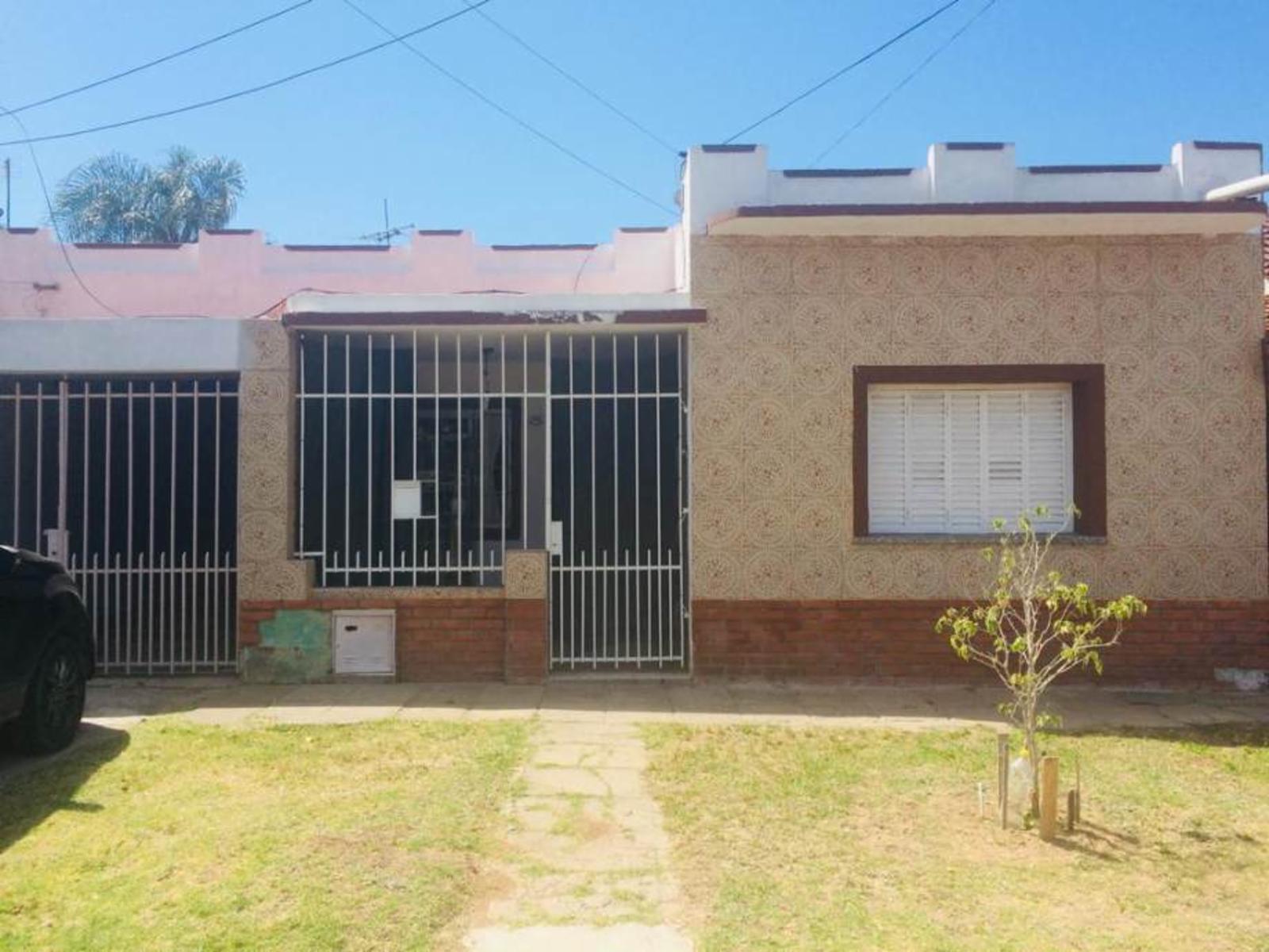 VENTA - CASA PH DE 4 AMBIENTES AL FRENTE CON COCHERA - MORON