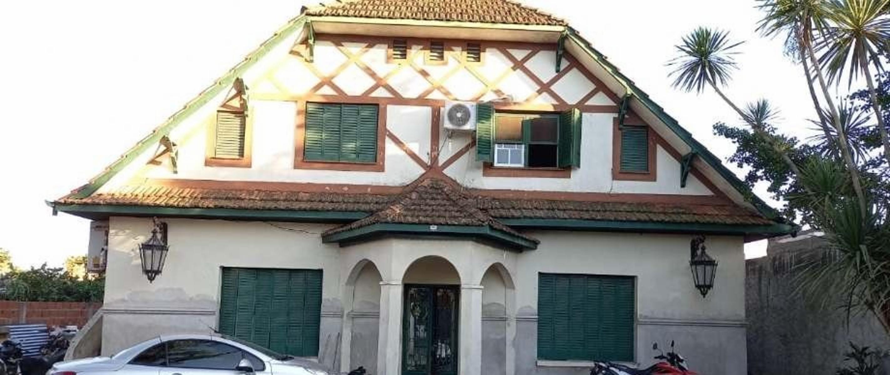 PERMUTA - CASA DE 8 AMBIENTES EN AMPLIO LOTE DE 884MT2 EN VENTA - MORON NORTE
