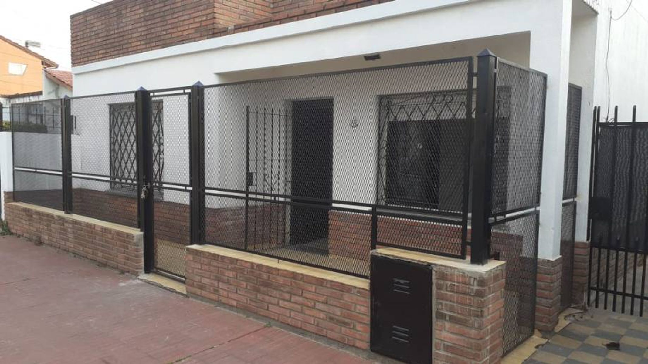 Casa en venta ubicada en Morón, ideal para familias.