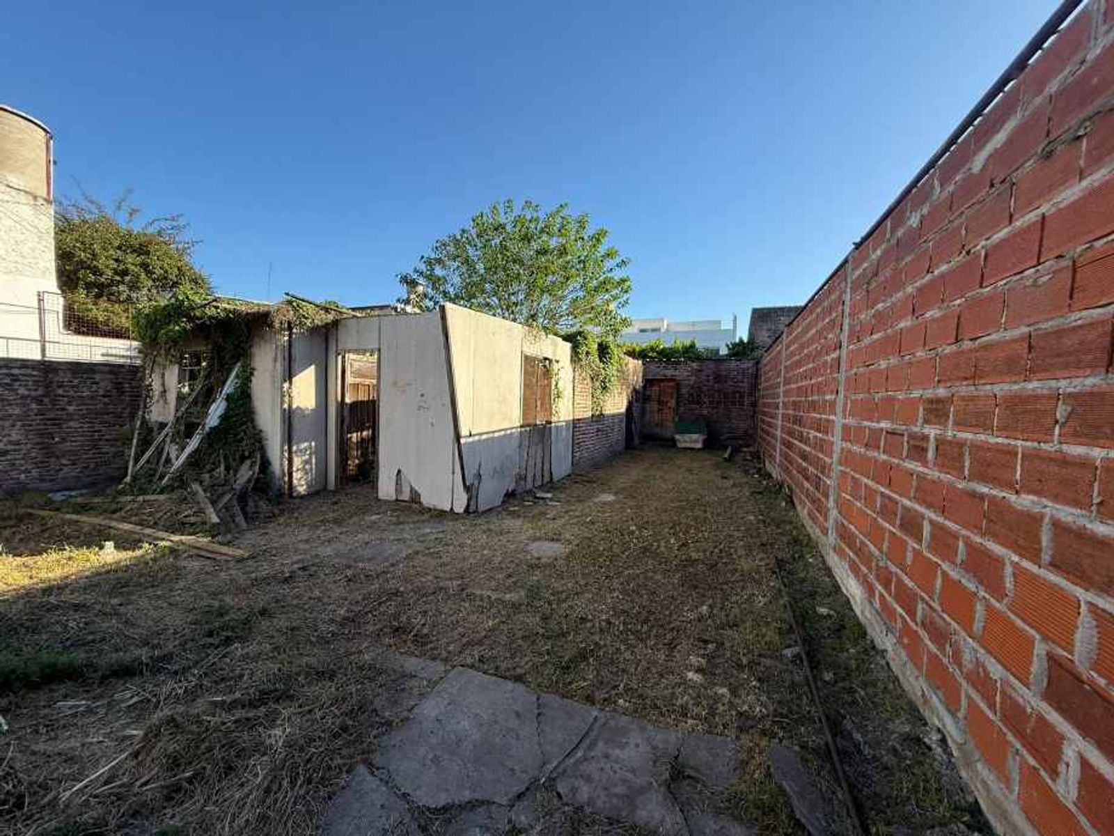 Casa en venta ubicada en Morón, ideal para familias. — foto 2