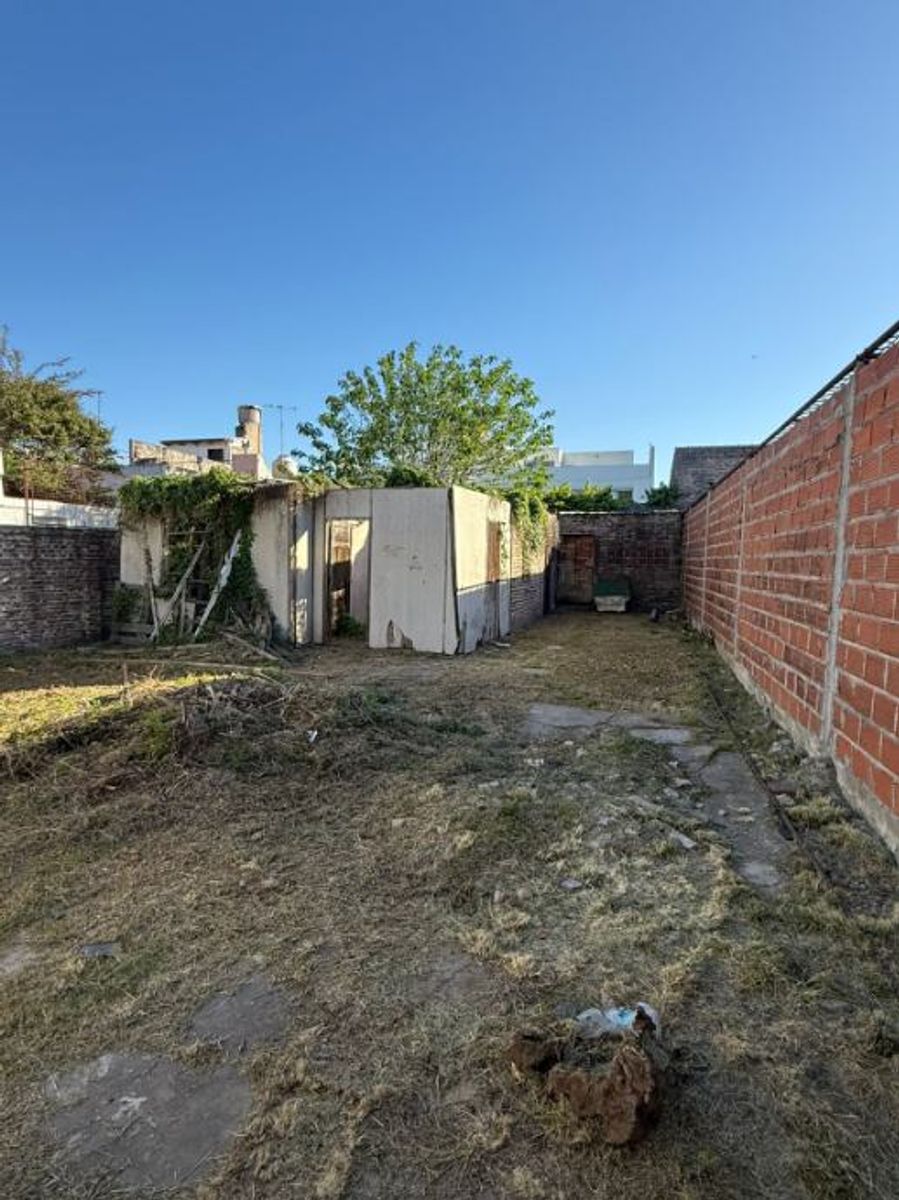 Casa en venta ubicada en Morón, ideal para familias. — foto 3