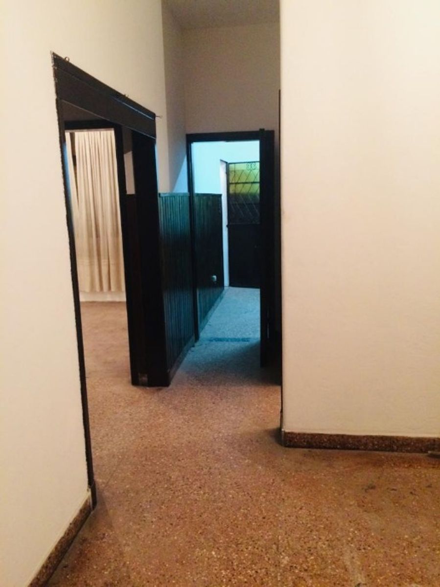 Casa en venta ubicada en Morón, ideal para familias. — foto 4