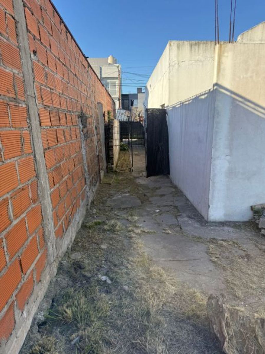 Casa en venta ubicada en Morón, ideal para familias. — foto 12