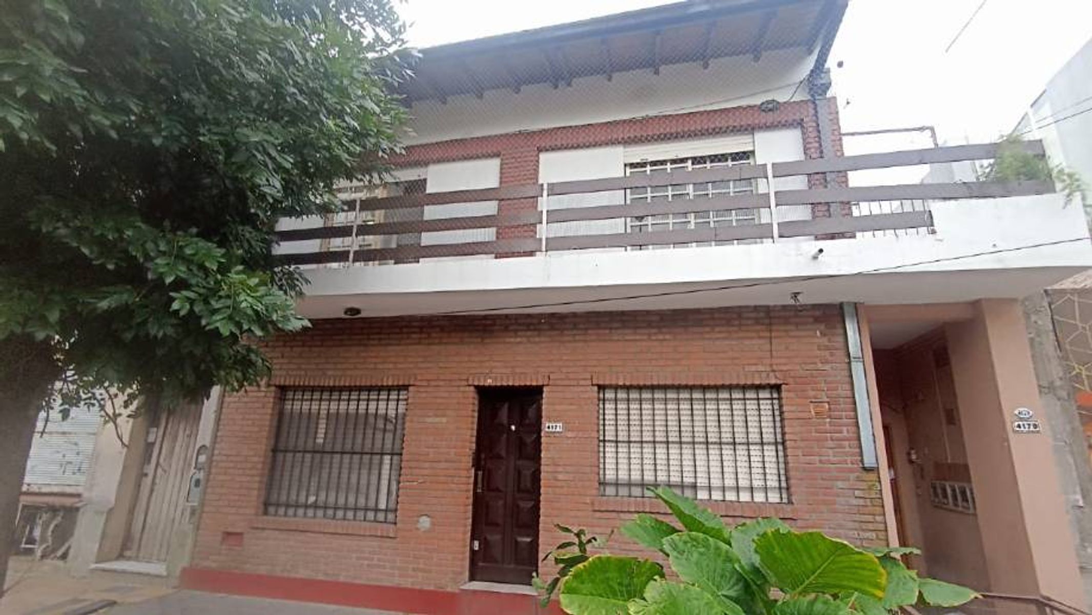 DEPARTAMENTO PH DE 3 AMBIENTES AL FRENTE PRIMER PISO POR ESCALERA