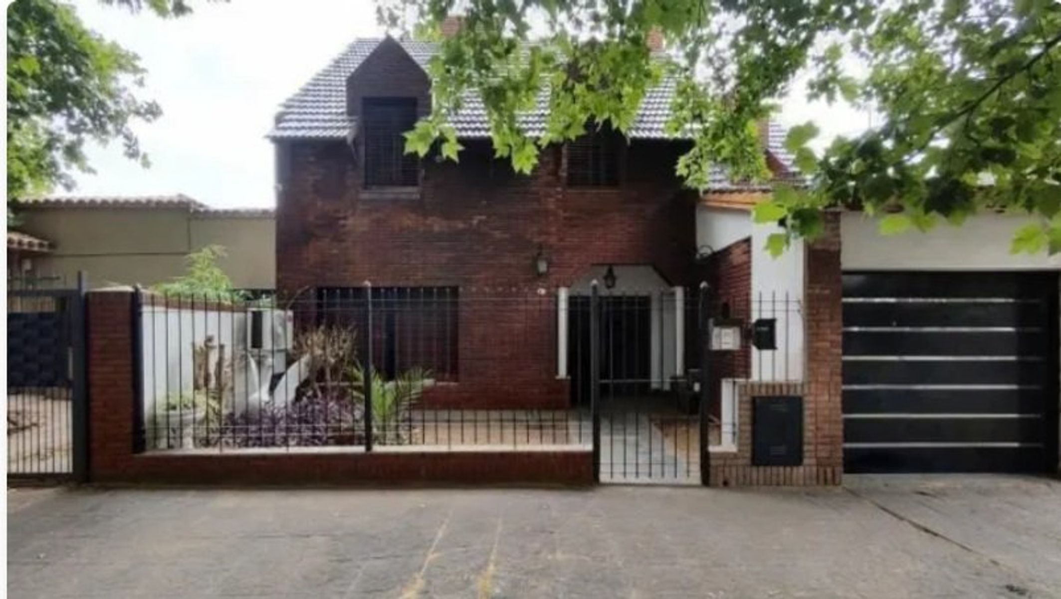 CHALET DE 5 AMBIENTES EN ZONA RESIDENCIAL