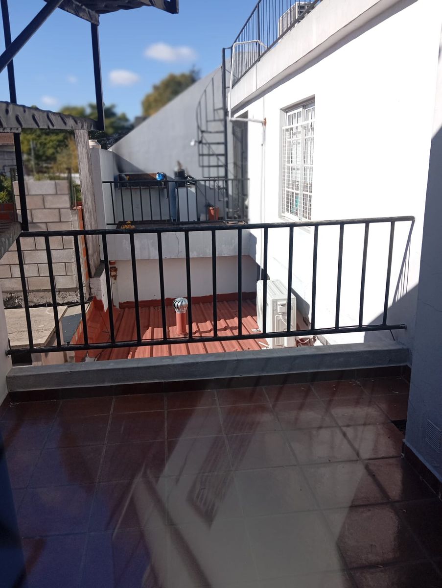 DEPARTAMENTO PH DE 3 AMBIENTES AL FRENTE CON VISTA A DONATO ALVAREZ Y FALUCHO PRIMER PISO POR ESCALERA - 5