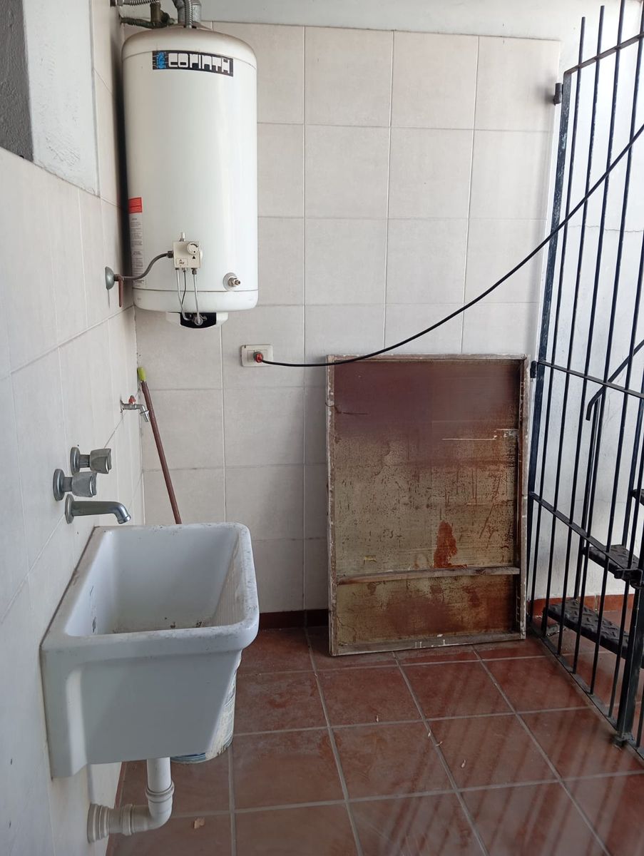 DEPARTAMENTO PH DE 3 AMBIENTES AL FRENTE CON VISTA A DONATO ALVAREZ Y FALUCHO PRIMER PISO POR ESCALERA - 21