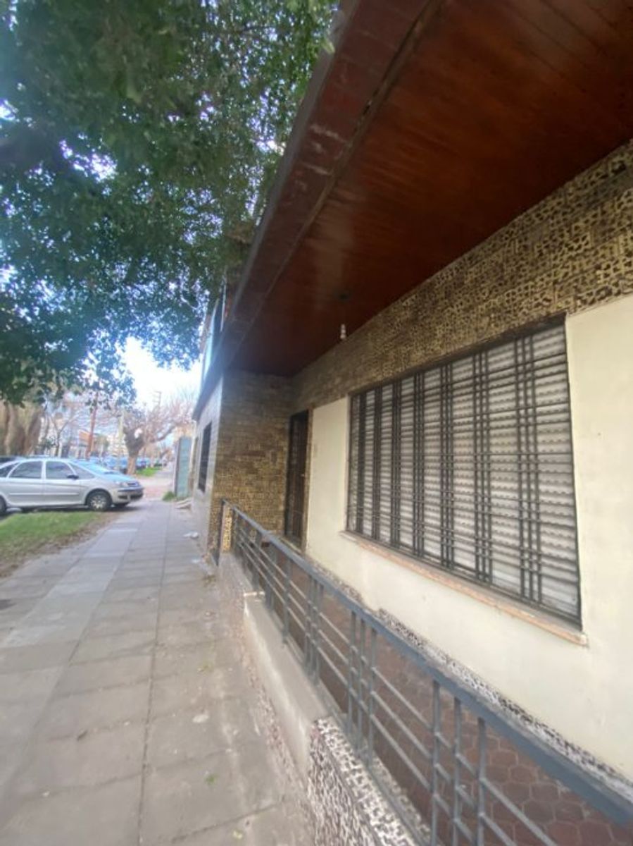 CASA DE 6 AMBIENTES EN VENTA - 2