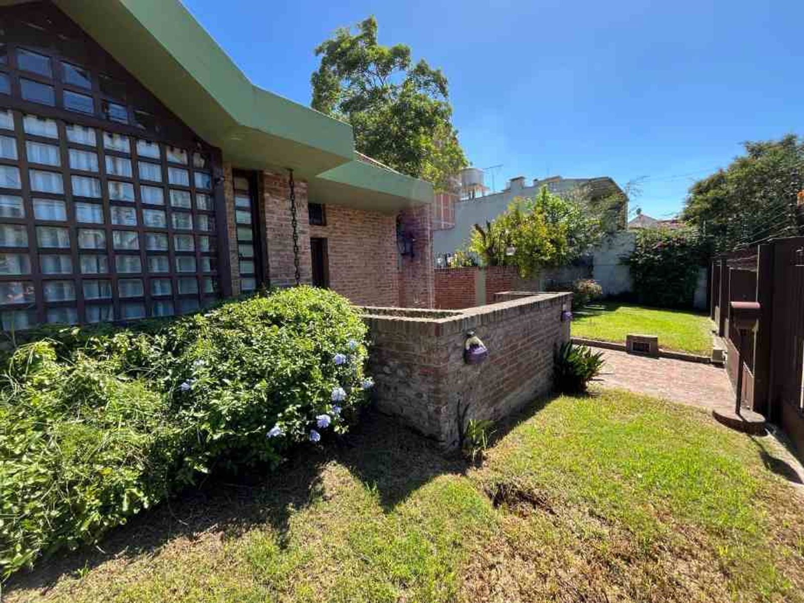 CHALET DE 7 AMBIENTES EN VENTA - MORON CENTRO - 1