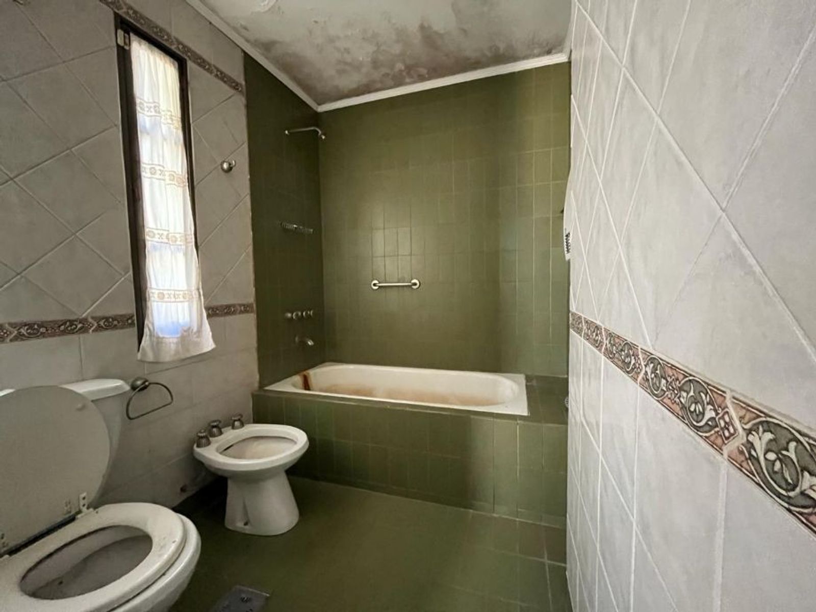 CHALET DE 7 AMBIENTES EN VENTA - MORON CENTRO - 13