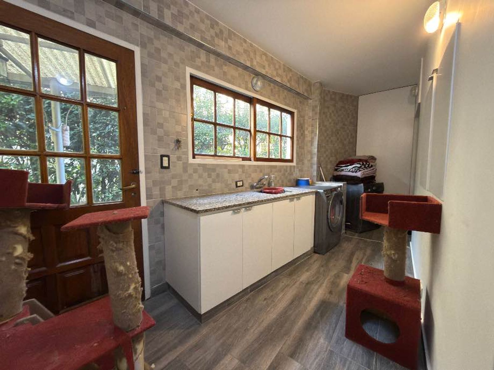 CASA DE 7 AMBIENTES EN BARRIO BANCO PROVINCIA - FRANCISCO ALVAREZ - 11
