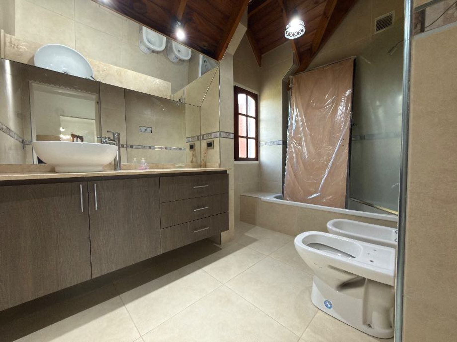 CASA DE 7 AMBIENTES EN BARRIO BANCO PROVINCIA - FRANCISCO ALVAREZ - 24