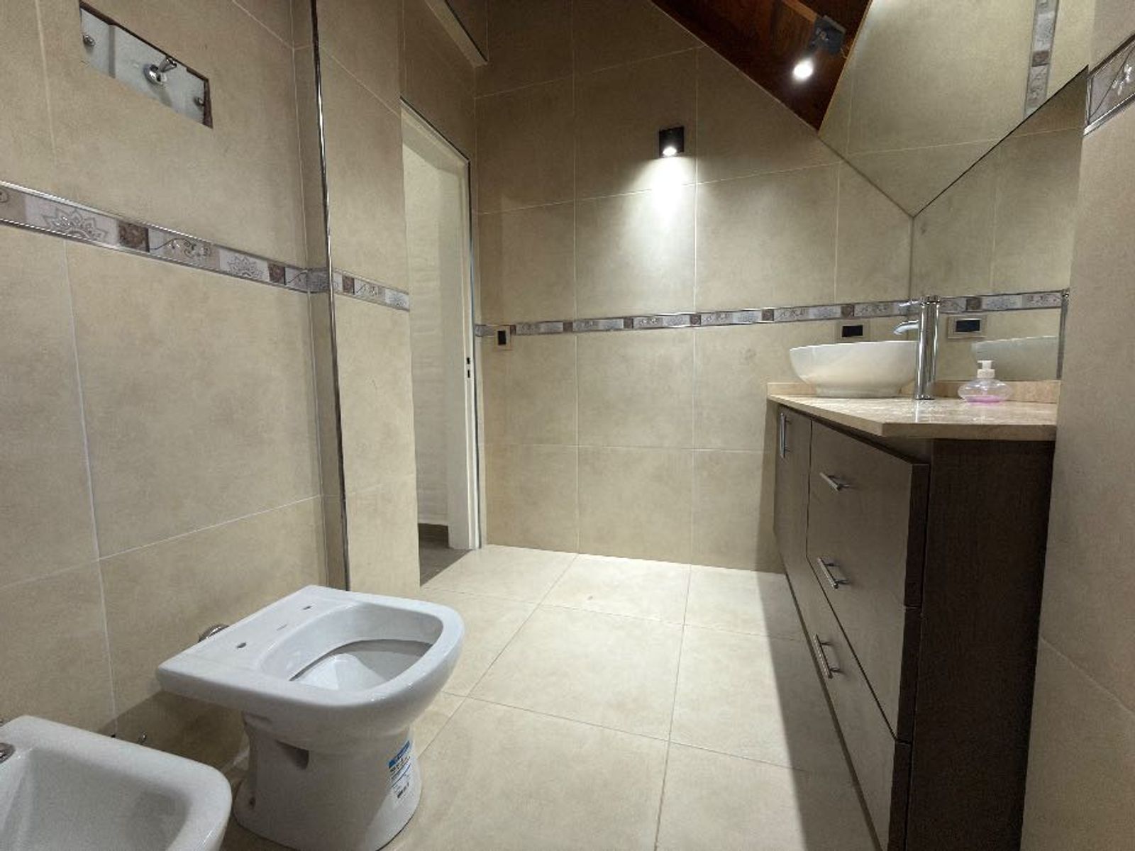 CASA DE 7 AMBIENTES EN BARRIO BANCO PROVINCIA - FRANCISCO ALVAREZ - 25