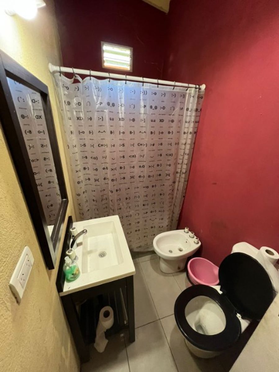 CASA DE 6 AMBIENTES EN EXCELENTES CONDICIONES - VILLA UDAONDO - 35