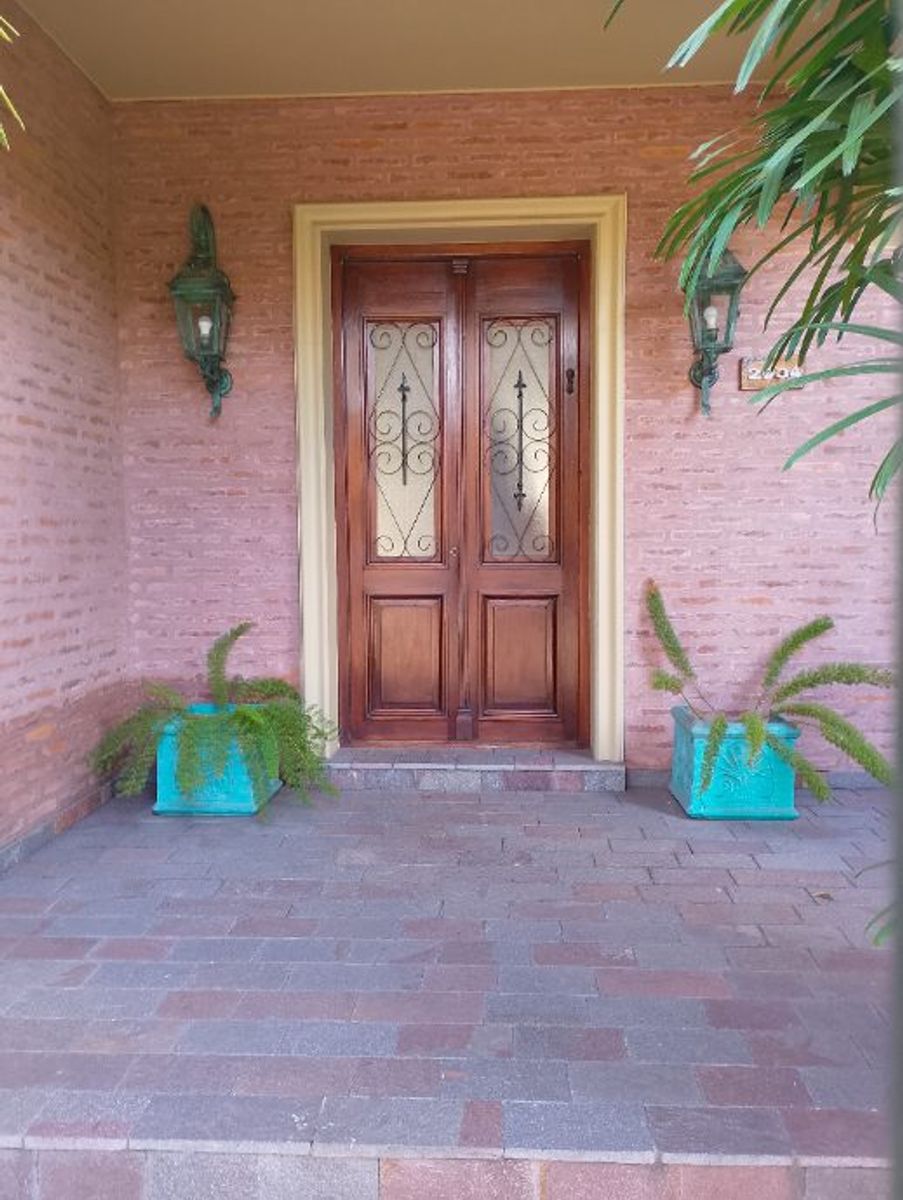 IMPONENTE CHALET EN DOS PLANTAS DE 6 AMBIENTES - CASTELAR NORTE - 2