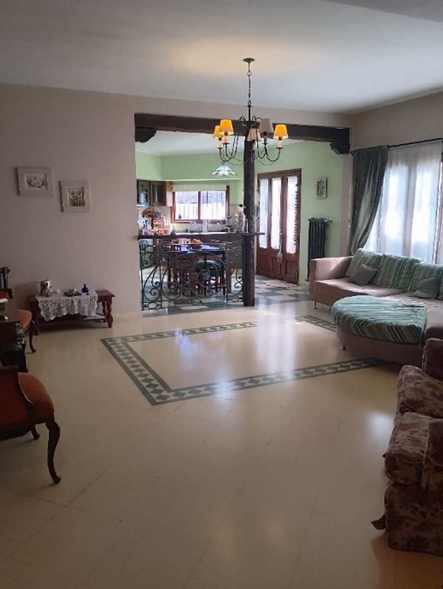 IMPONENTE CHALET EN DOS PLANTAS DE 6 AMBIENTES - CASTELAR NORTE - 3