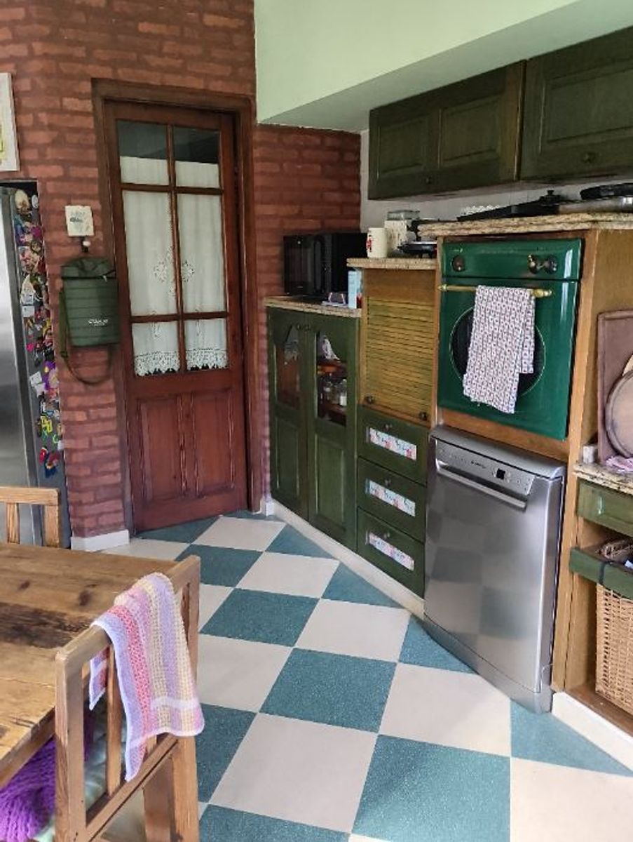IMPONENTE CHALET EN DOS PLANTAS DE 6 AMBIENTES - CASTELAR NORTE - 6