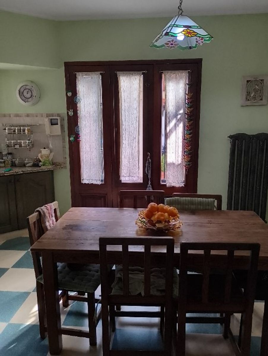 IMPONENTE CHALET EN DOS PLANTAS DE 6 AMBIENTES - CASTELAR NORTE - 7