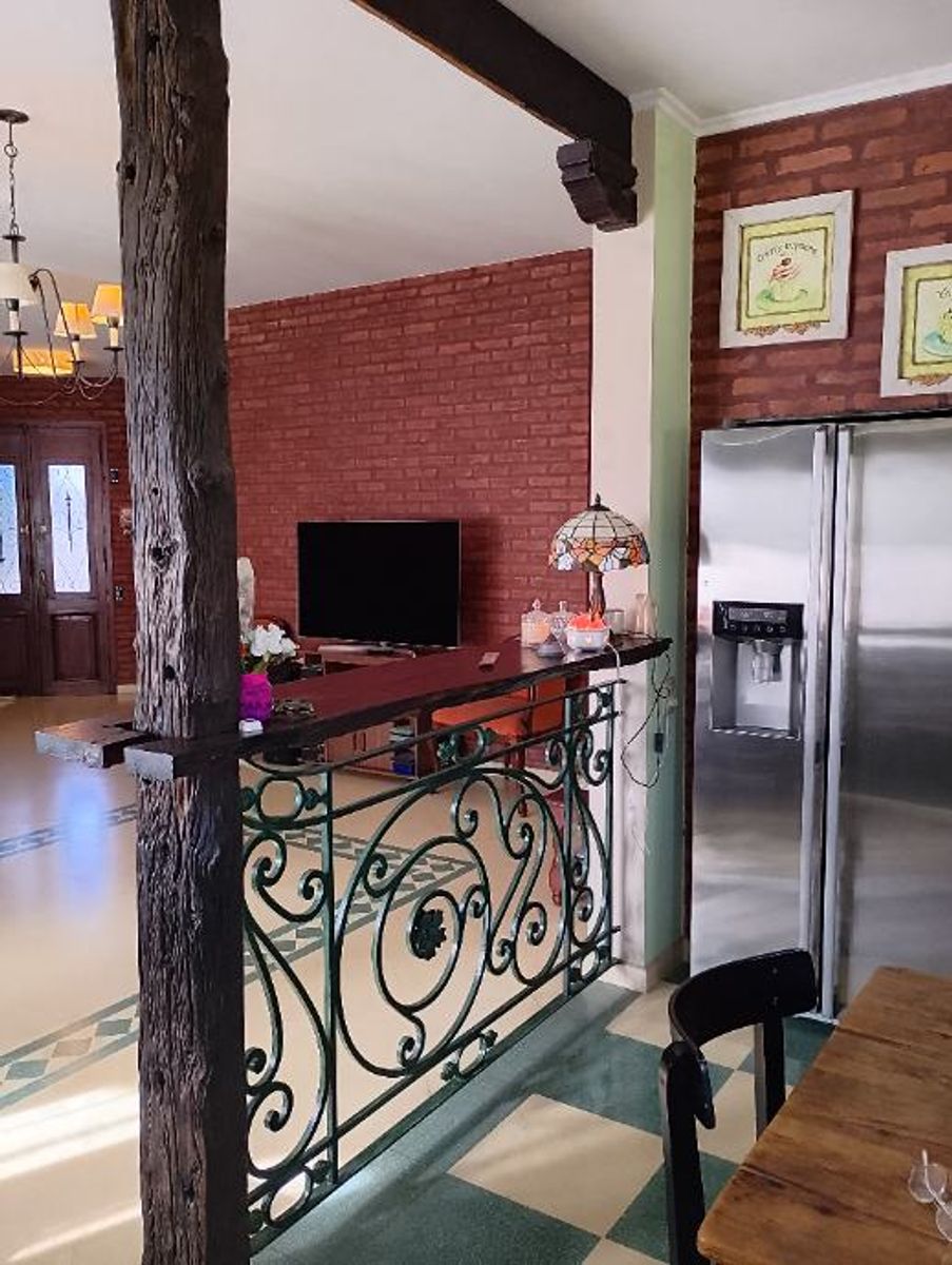 IMPONENTE CHALET EN DOS PLANTAS DE 6 AMBIENTES - CASTELAR NORTE - 8