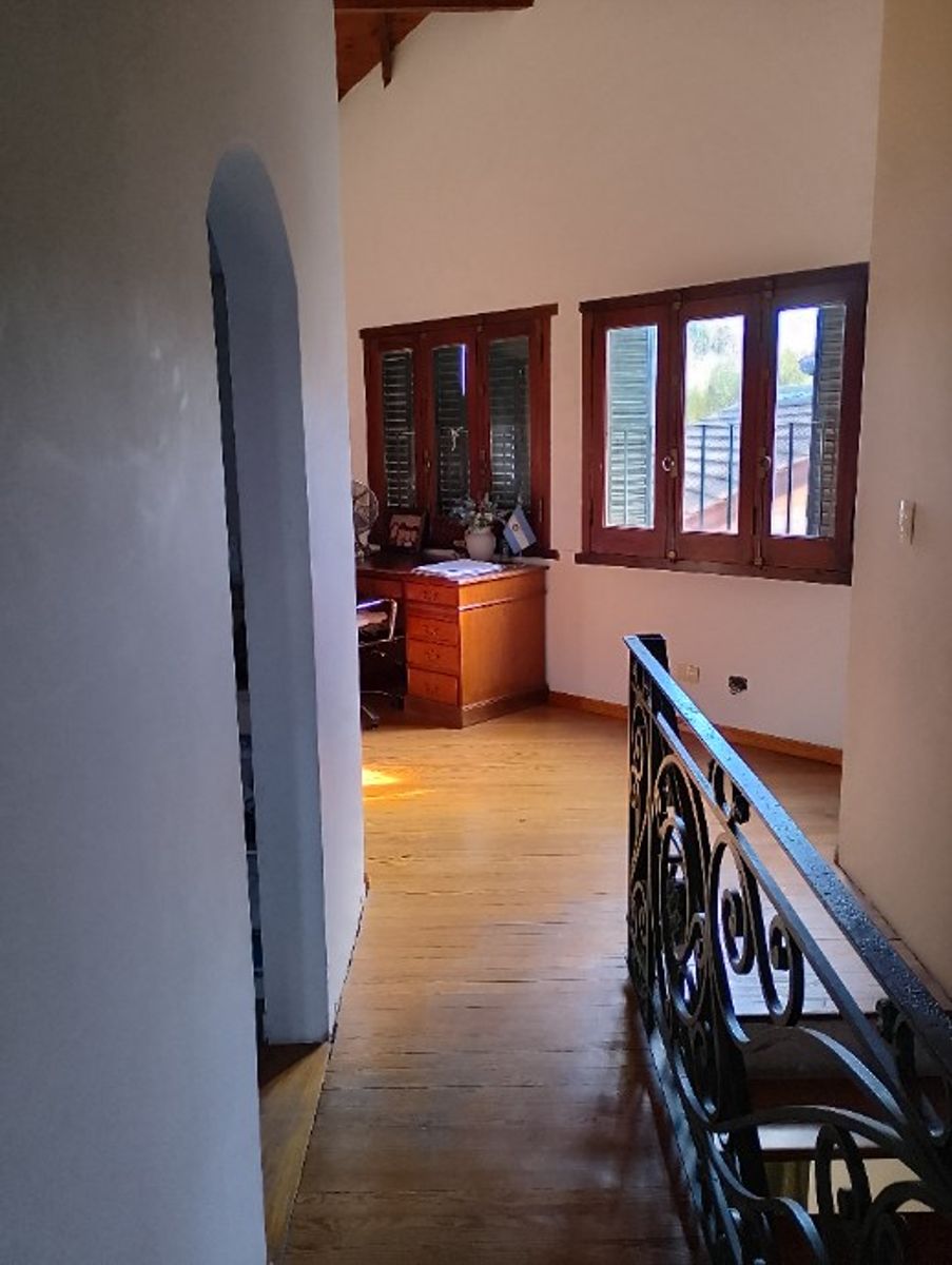 IMPONENTE CHALET EN DOS PLANTAS DE 6 AMBIENTES - CASTELAR NORTE - 10