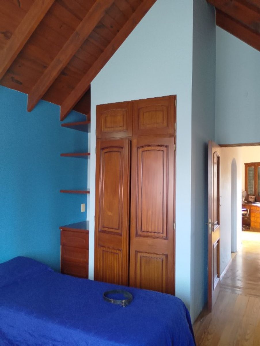 IMPONENTE CHALET EN DOS PLANTAS DE 6 AMBIENTES - CASTELAR NORTE - 11